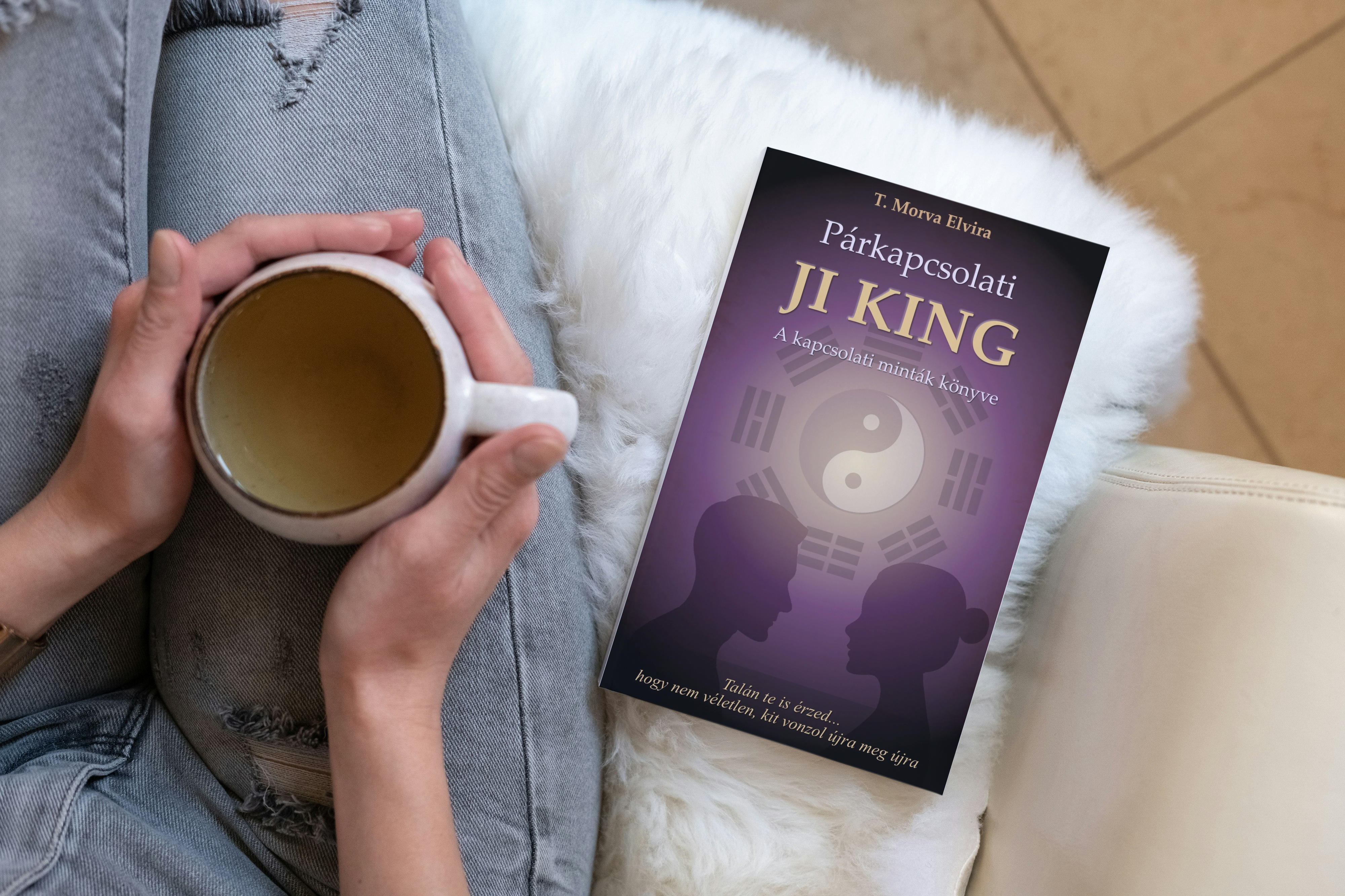 Párkapcsolati JI KING könyv olvasása kávé mellett